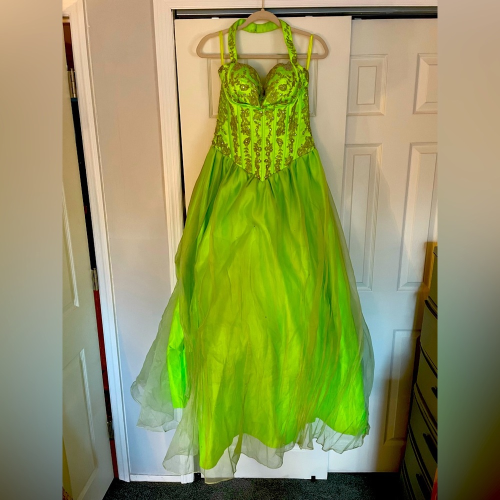 Bright green sweet sixteen gown size 8